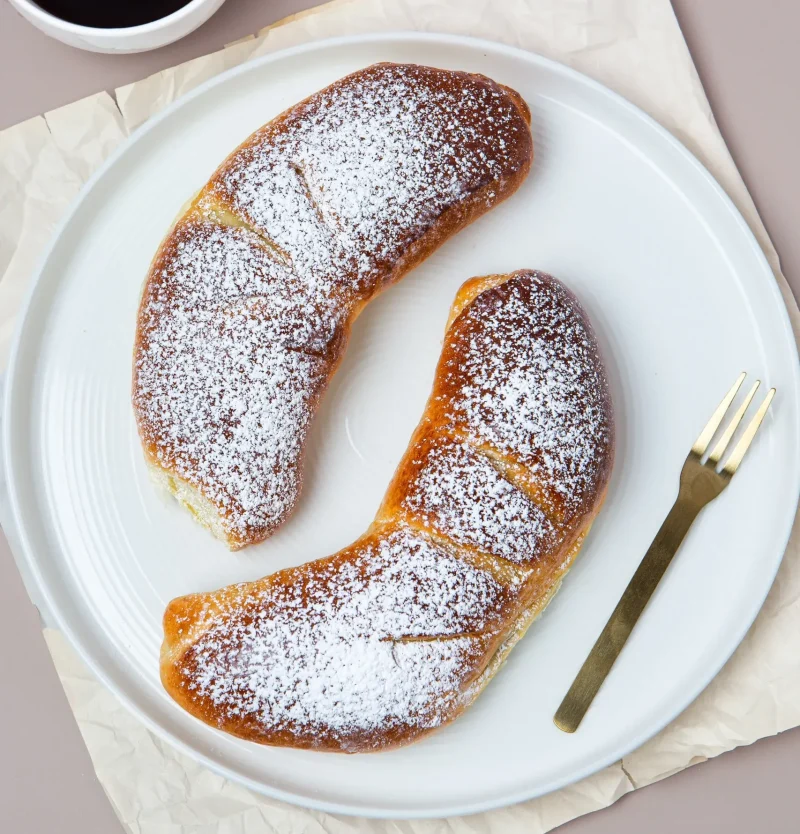 Sweet bread (bulki) with strawberry jam