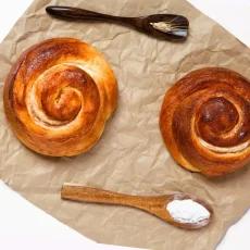 Sweet bread (bulki) with sinamon