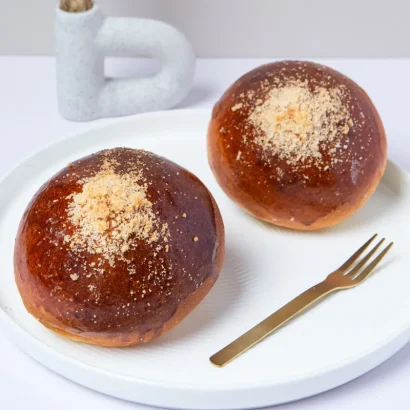 Sweet bread (bulki) with khoriz